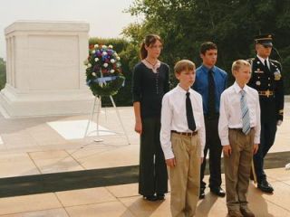 Grace Academy students standing with the wreath and soldier at the Tomb of the Unknown Soldier are