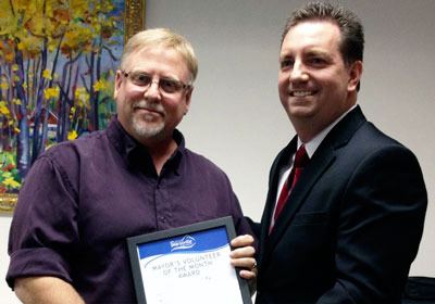 Daryn Bundy receives the Volunteer of the Month Award from Marysville Mayor Pro Tem Jeff Vaughan.