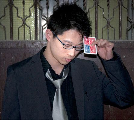 A sleight-of-hand magician and purported mind reader