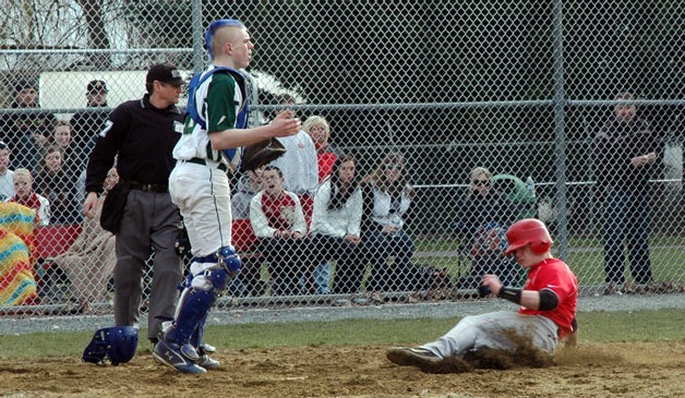 Marysville Getchell catcher Lorenzo Collings waits to make the catch while the Tomahawks’ Kyle Nobach slides toward home.