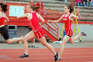 Kayla Thistle hands off to Alexandra McDonald in the 800 relay