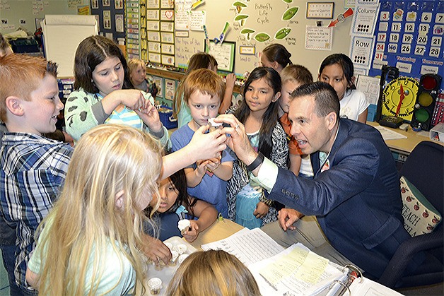 Marysville Mayor Jon Nehring visits with second-graders at Kellogg Marsh school.