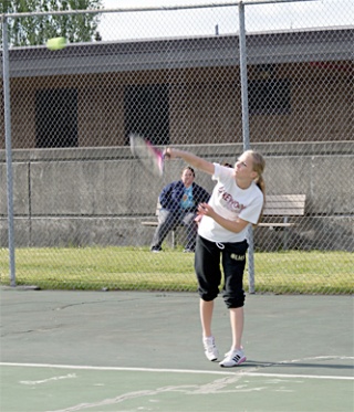 Junior Chantelle Von Pelt serves as she won her close but decisive match against Burlington-Edison.