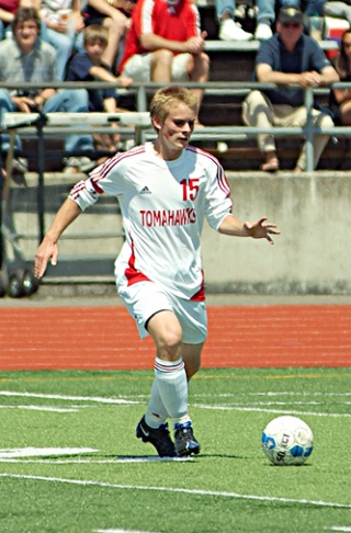 Senior captain and defender Jeff Jensen passes the ball upfield in the Tomahawks’ come-from-behind win over Issaquah