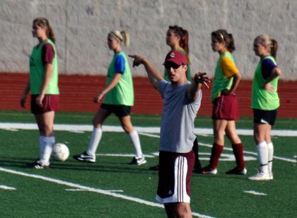 Lakewood coach Jeremiah Wohlgemuth keeps score during a shooting drill at practice.