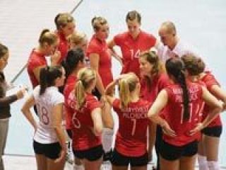Members of the 2006 M-P volleyball team gather during a break in play at the 4A state tournament in Kennewick.