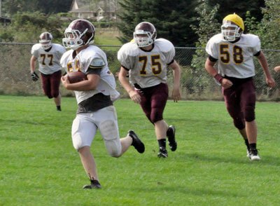 Lakewood Cougars practice plays on Monday