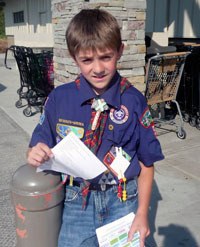 Aaron Simbeck hands out flyers at last year’s community food drive in Arlington.