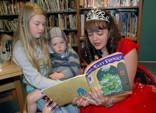 Brooke and Jesse Bontrager read with Marysville Strawberry Festival Queen Madison Doty in the Pinewood Elementary library on June 19.