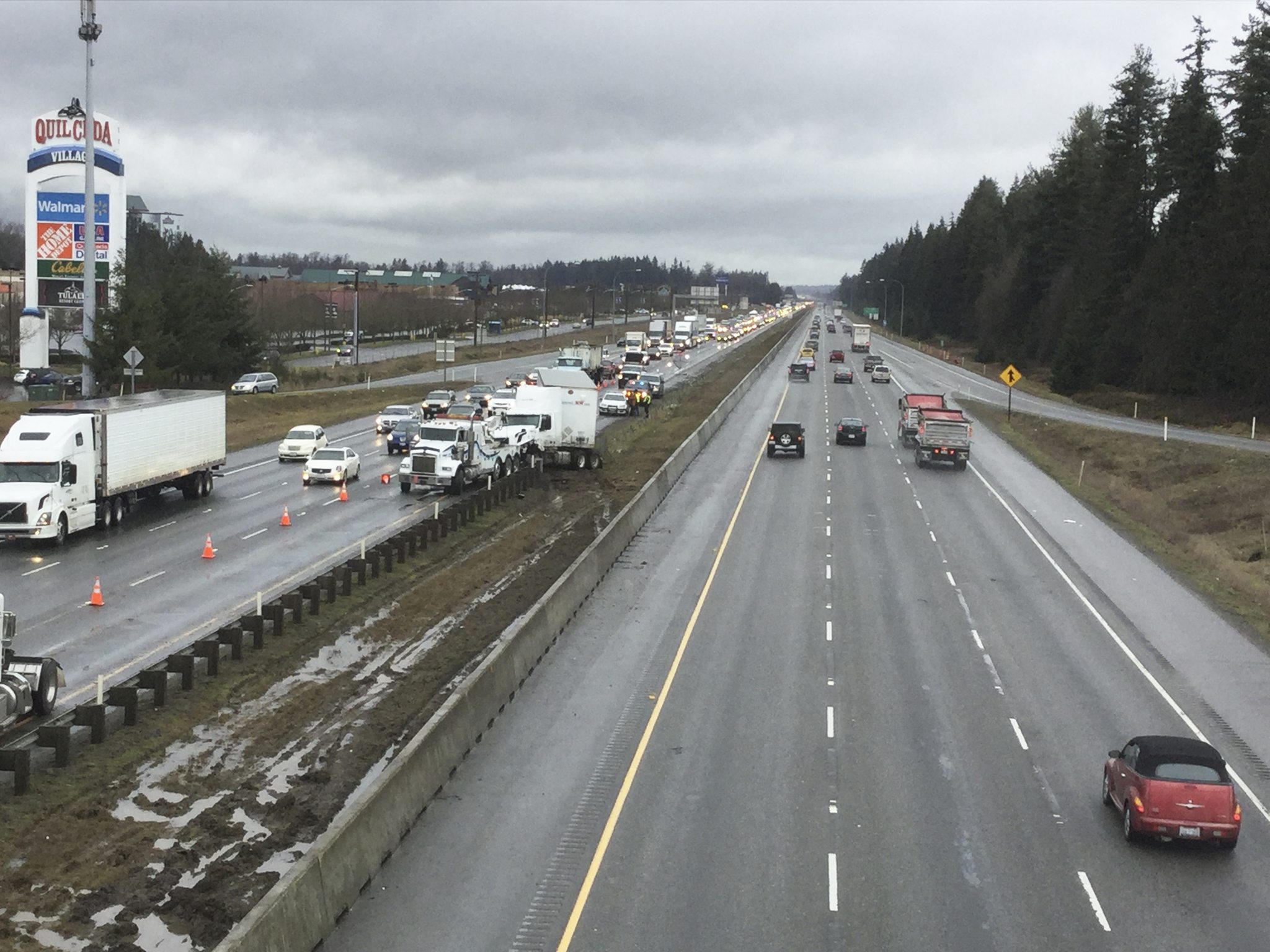 I-5 traffic standstill in Marysville forces semi-truck off road