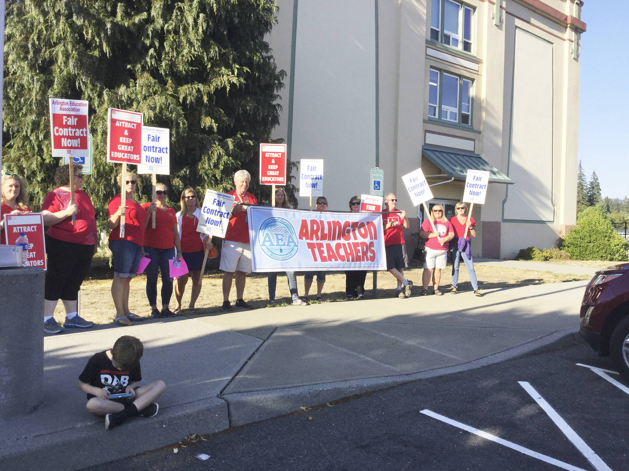 Arlington teachers rallied outside Arlington Public Schools administrative building and school board meeting last week as contract negotiations went down to the wire over Labor Day weekend.