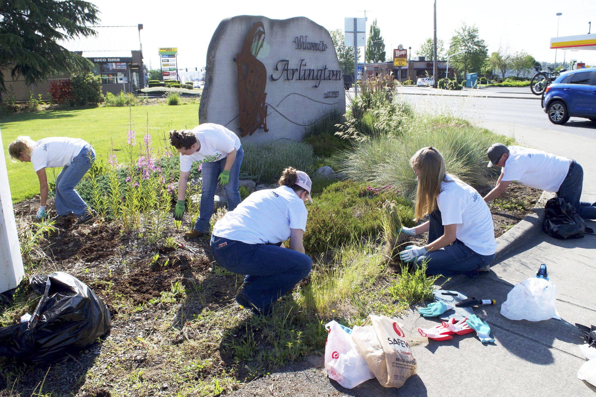 Jake’s House Church members pitch in to ‘Beautify Arlington’