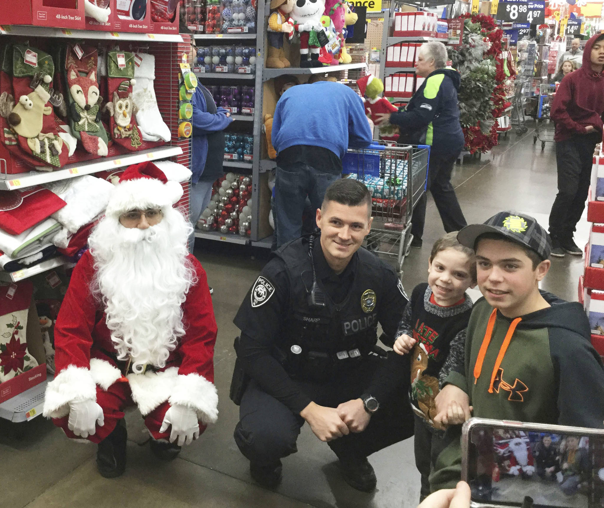 Cops team up to holiday shop with kids