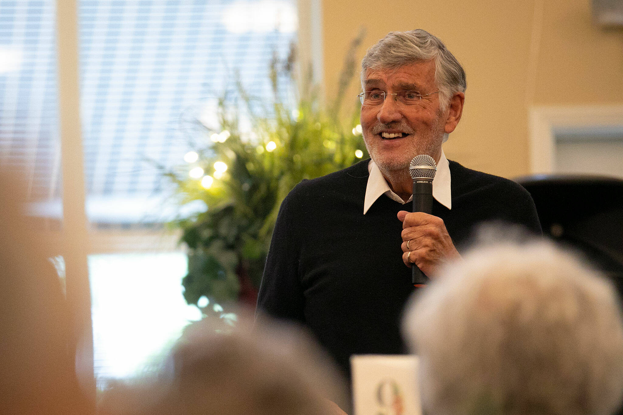 “The Galloping Gourmet” star Graham Kerr tells the story of what he calls his “abundant life” to residents of Windsor Square Retirement Community in Marysville. Kerr, 88, lives in Warm Beach. (Ryan Berry / The Herald)